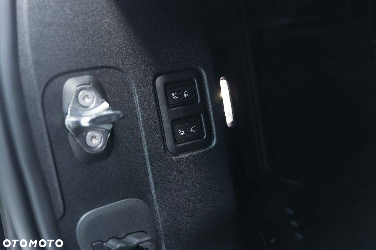 Land Rover Defender - 21