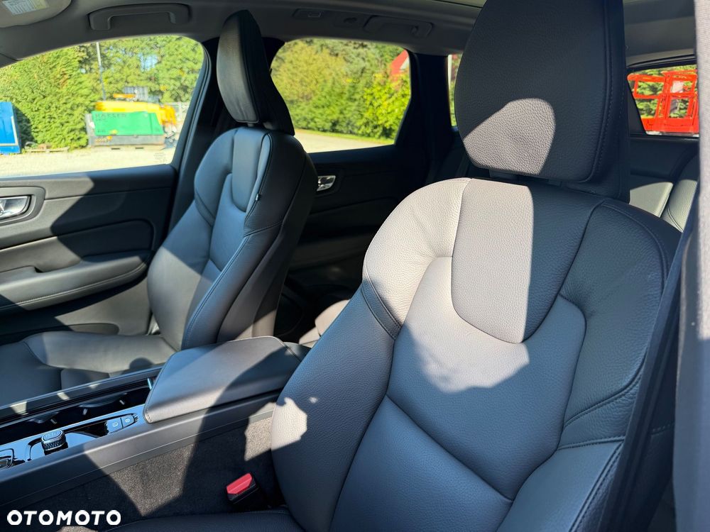 Volvo XC 60 B5 B AWD Plus Dark - 12