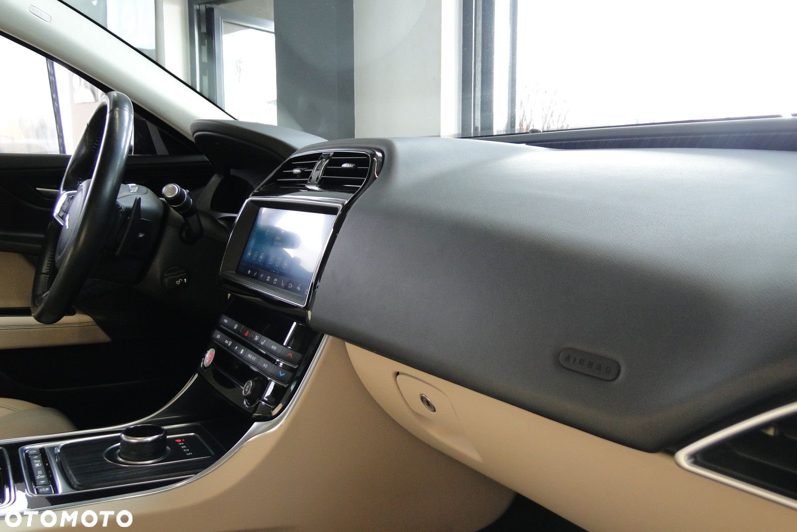 Jaguar XE - 31