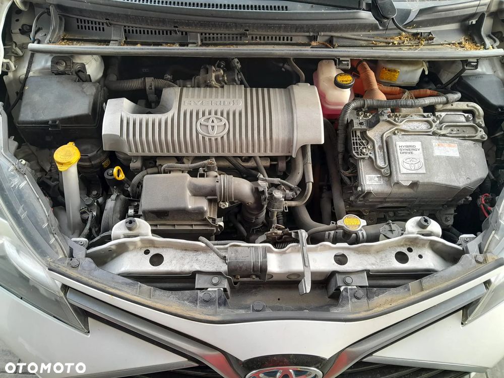 Toyota Yaris Hybrid 100 Business Edition - 12