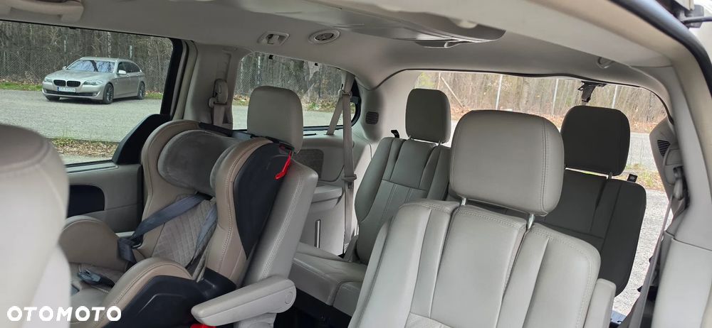 Chrysler Town & Country 3.6 Limited - 13