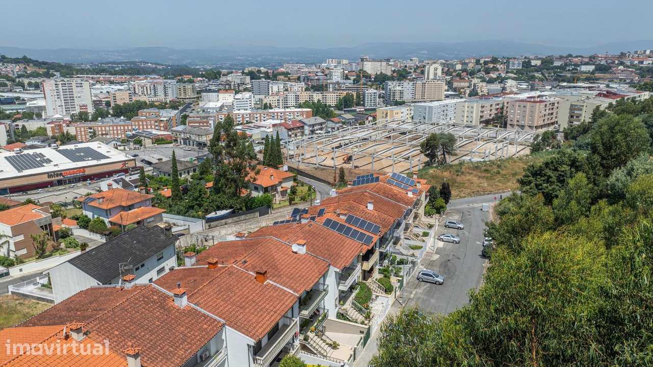 Moradia T3+1 com garagem para 3 viaturas em Lomar, Braga. - Grande imagem: 3/44