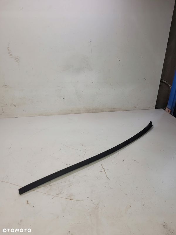 LISTWA ZGARNIAJĄCA SZYBY PRAWA AUDI Q7 4L0854328 - 1