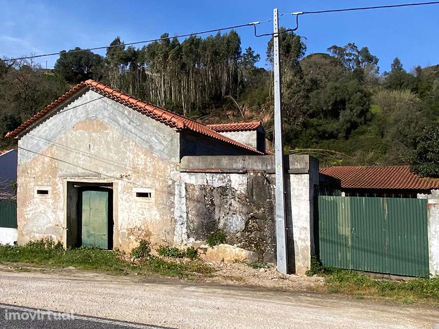 Adega e anexos para recuperar, com logradouro, a 10 min de C da Rainha - Grande imagem: 2/16