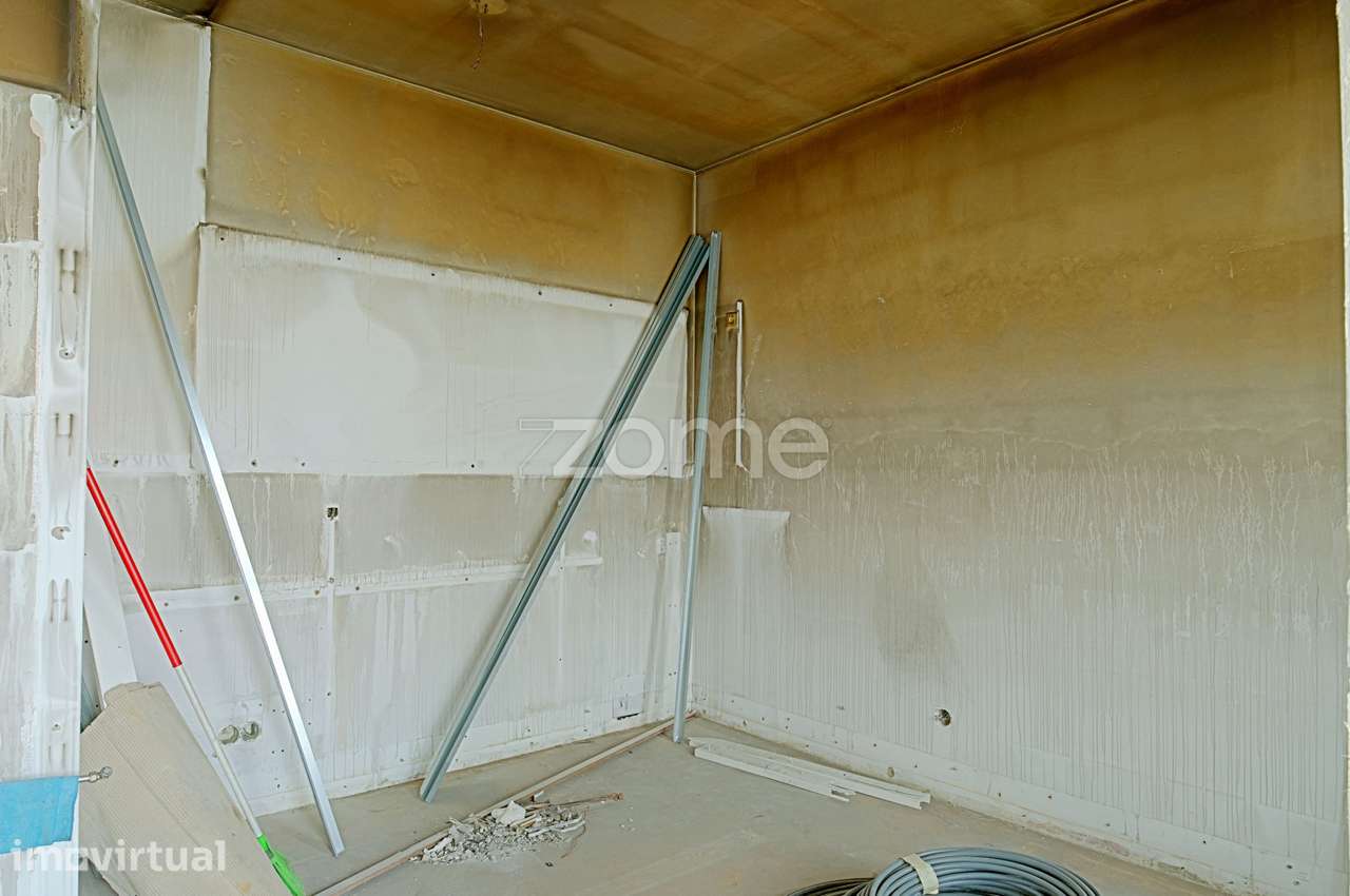 Loja com potencial p/ T2 a 200 m da Casa da Música - Grande imagem: 5/16