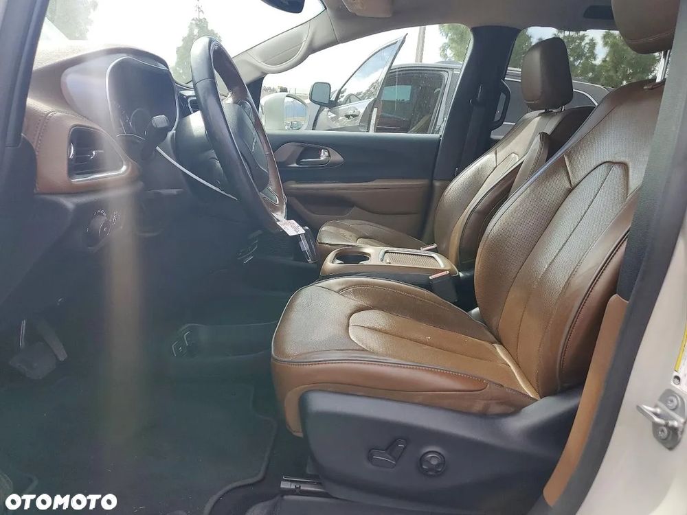 Chrysler Pacifica - 8