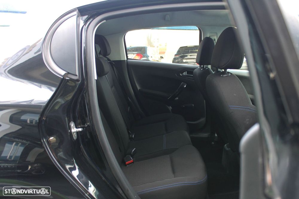 Peugeot 208 1.2 PureTech Signature - 44