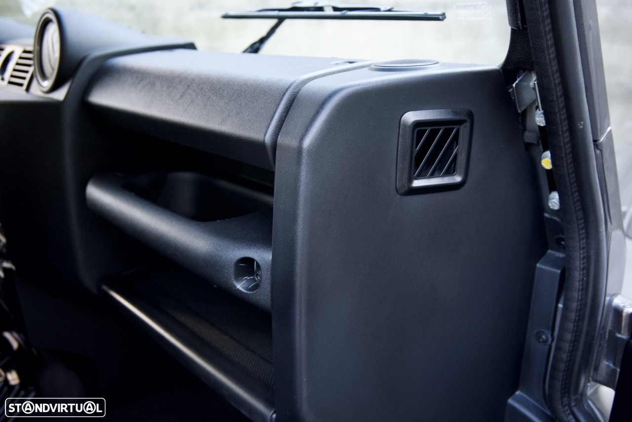 Land Rover Defender 110 SW 2.4 CRD S - 36