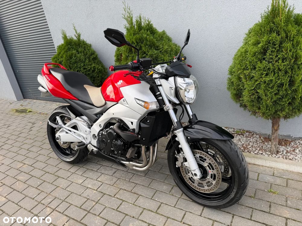 Suzuki GSR - 4