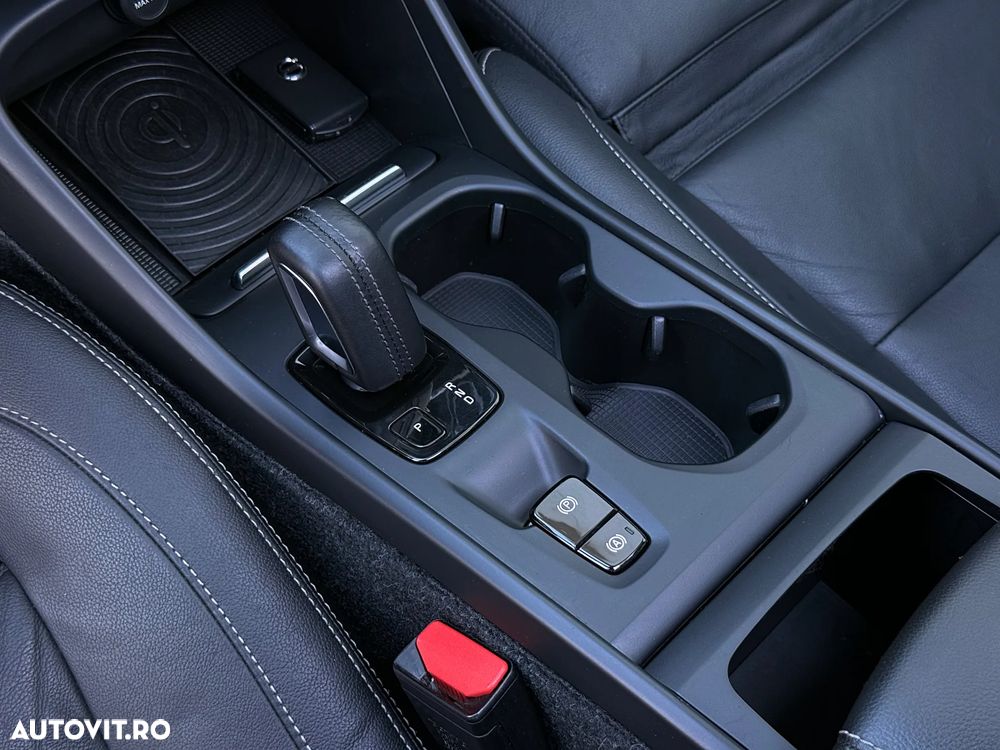 Volvo XC 40 D4 AWD Momentum Pro - 26