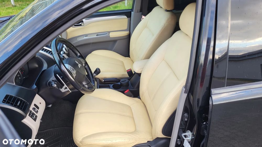 Mitsubishi Pajero Sport 2.5 DID Intense + - 18
