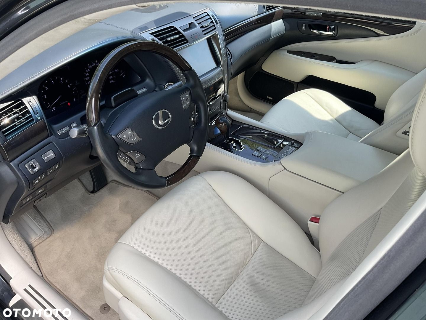 Lexus LS 600h Superior - 11
