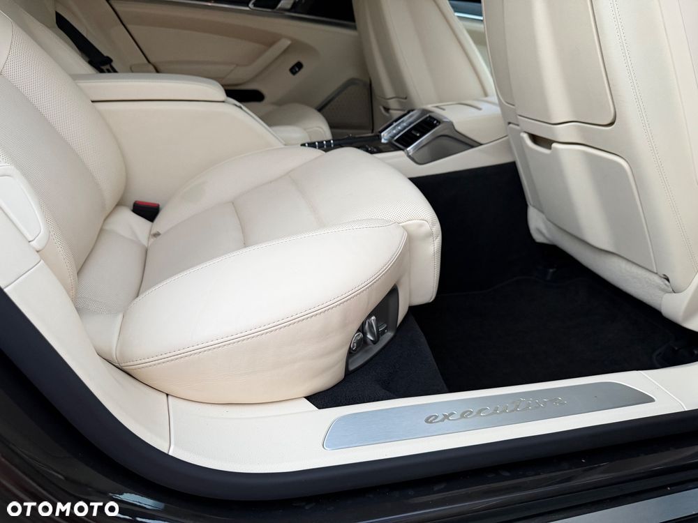Porsche Panamera Turbo Executive - 10