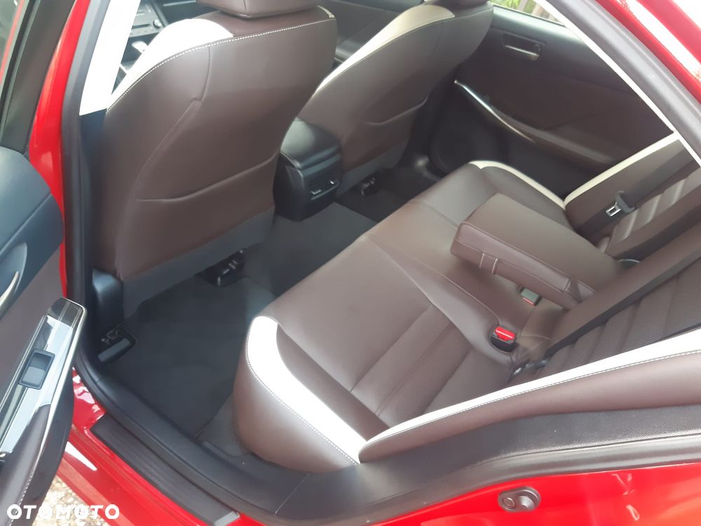 Lexus IS 300h Prestige - 11