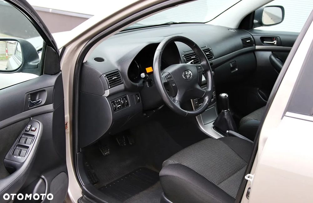 Toyota Avensis 1.8 VVT-i Sol Premium - 12