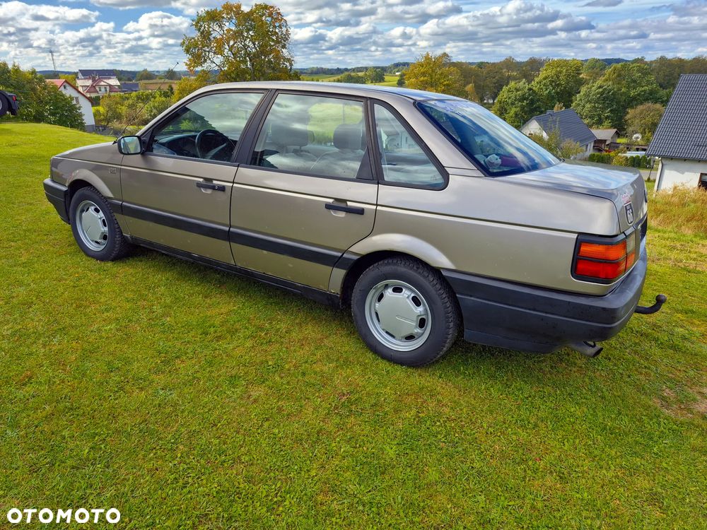 Volkswagen Passat 1.8 CL - 18