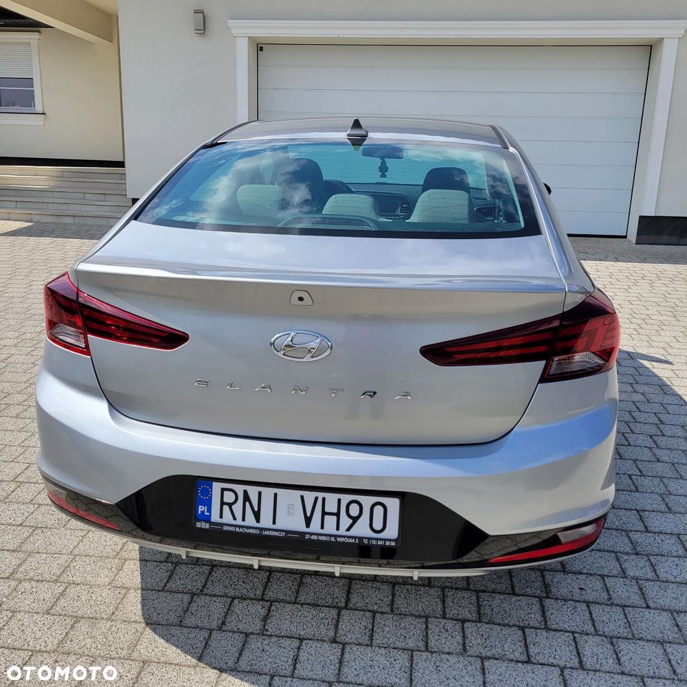 Hyundai Elantra - 12