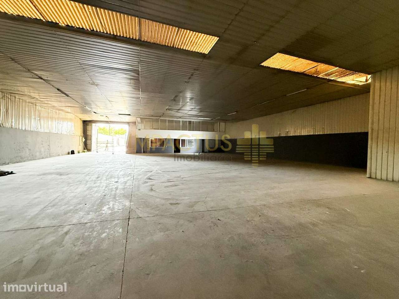 Armazém face à N14 - Grande imagem: 3/12