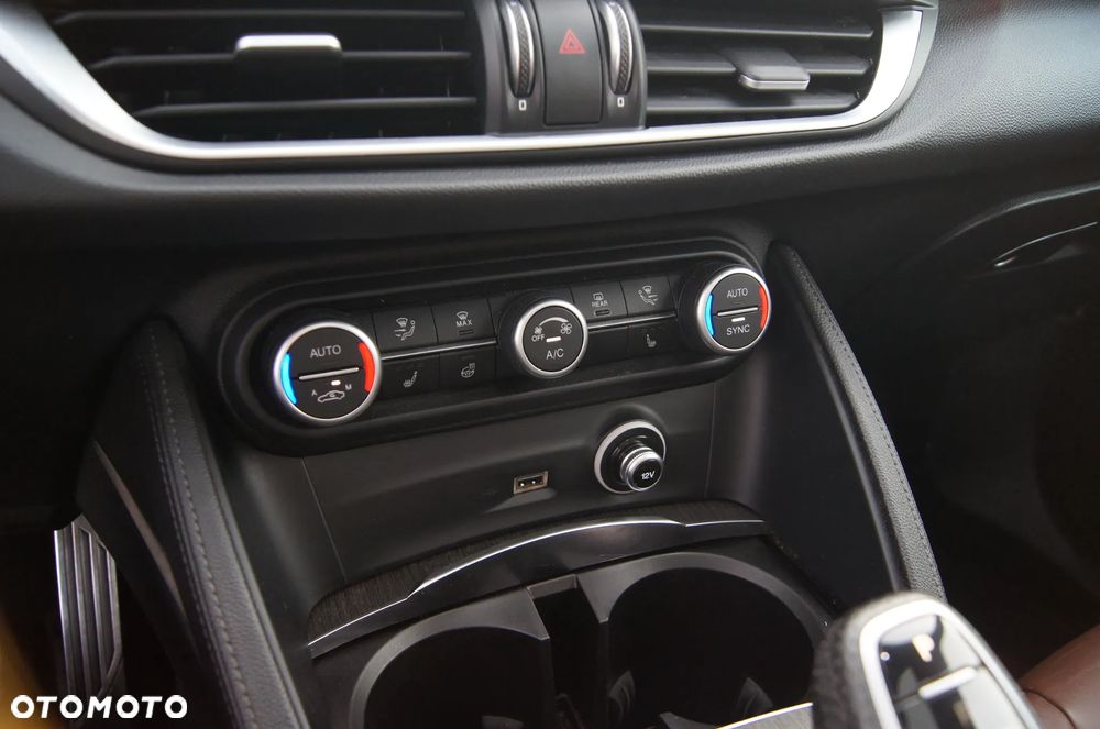 Alfa Romeo Stelvio 2.0 Turbo 16V AT8-Q4 Ti - 30