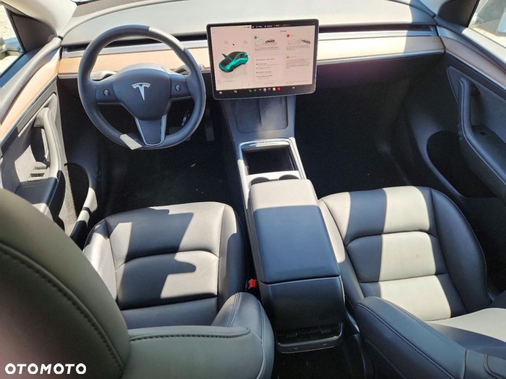 Tesla Model Y - 8