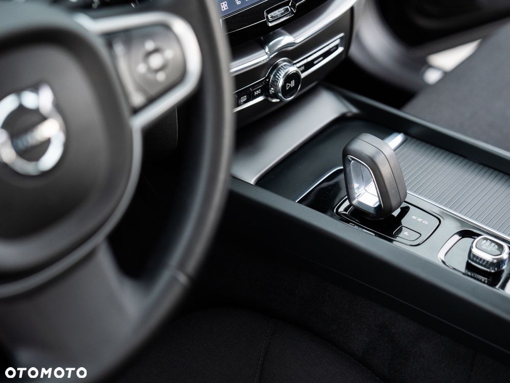 Volvo XC 60 B4 D AWD Geartronic Momentum Pro - 28