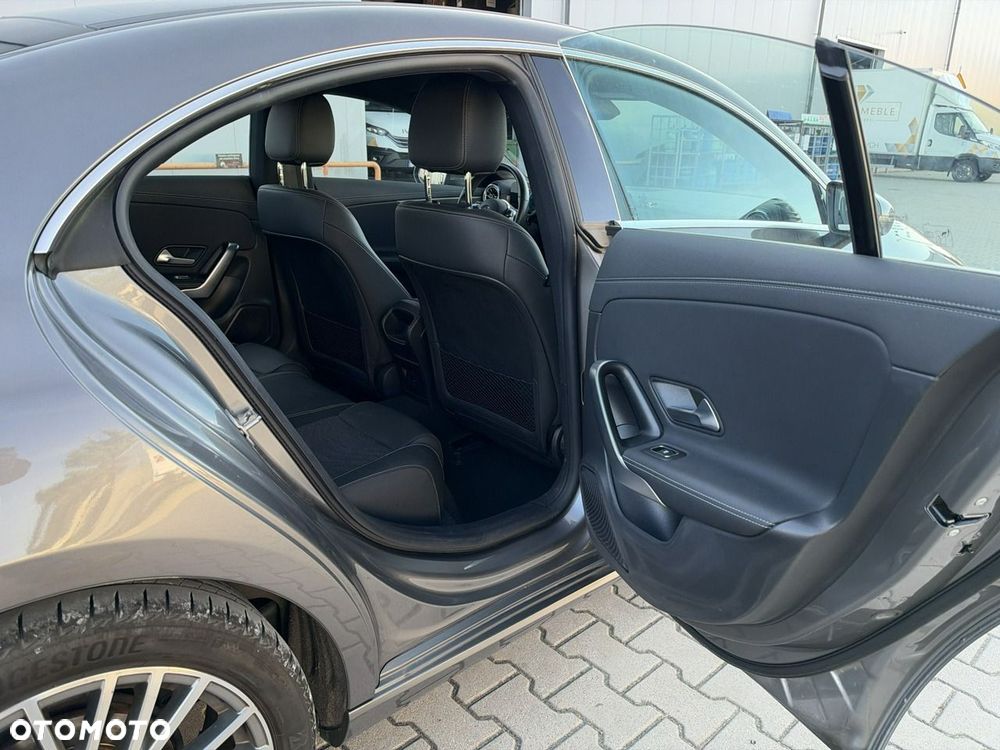 Mercedes-Benz CLA 180 7G-DCT - 17