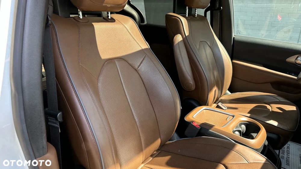 Chrysler Pacifica - 16