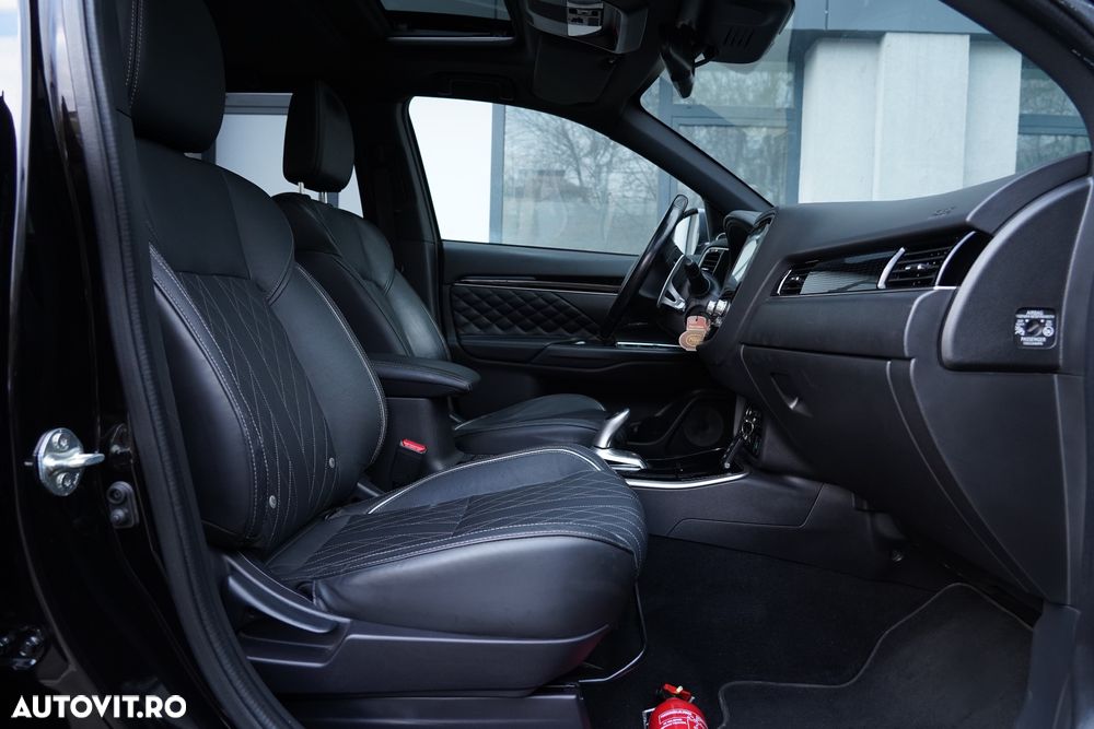 Mitsubishi Outlander ver-2-4-4wd-plug--in-hybrid-top - 17