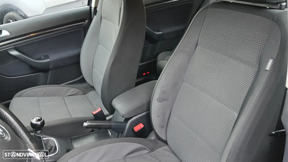 VW Jetta 1.6 TDi Confortline - 11