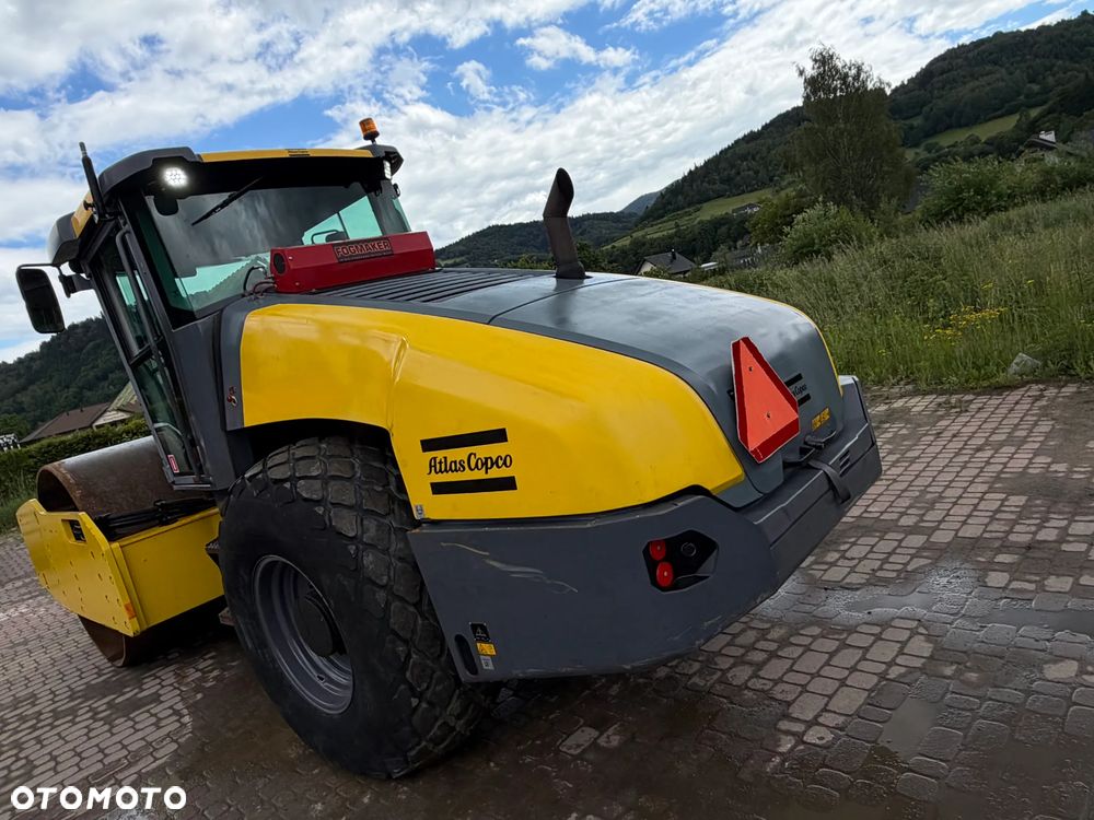 Atlas Copco DYNAPAC CA3500D Walec Drogowy Terenowy Guma-Stal. 12 ton. Import Norwegia 2015rok. Maszyna w pięknym stanie! Wentylacja Klima. Serwisy w Dekra AKTUALNE. Zero zniszczeń IGŁA Po serwisach eksploatacyjnych w Norwegii. Walec z Upadłości od pierwszego właściciela. Posiada system przeciwpożarowy! Obrotowy fotel wraz ze sterowaniem. Gniazdo 230volt. Dokumenty Dekra! Silnik Cummins 140Km. Nagłośnienie radio na pilot! Usb. Zero luzów i wycieków! - 4