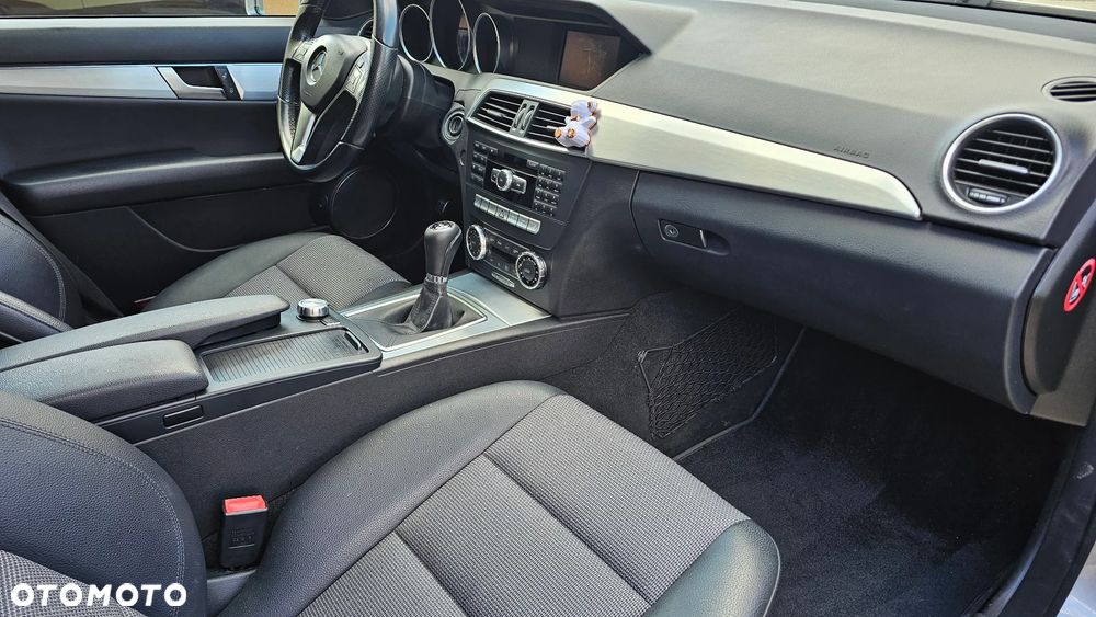 Mercedes-Benz Klasa C 200 CGI BlueEFFICIENCY Avantgarde - 21