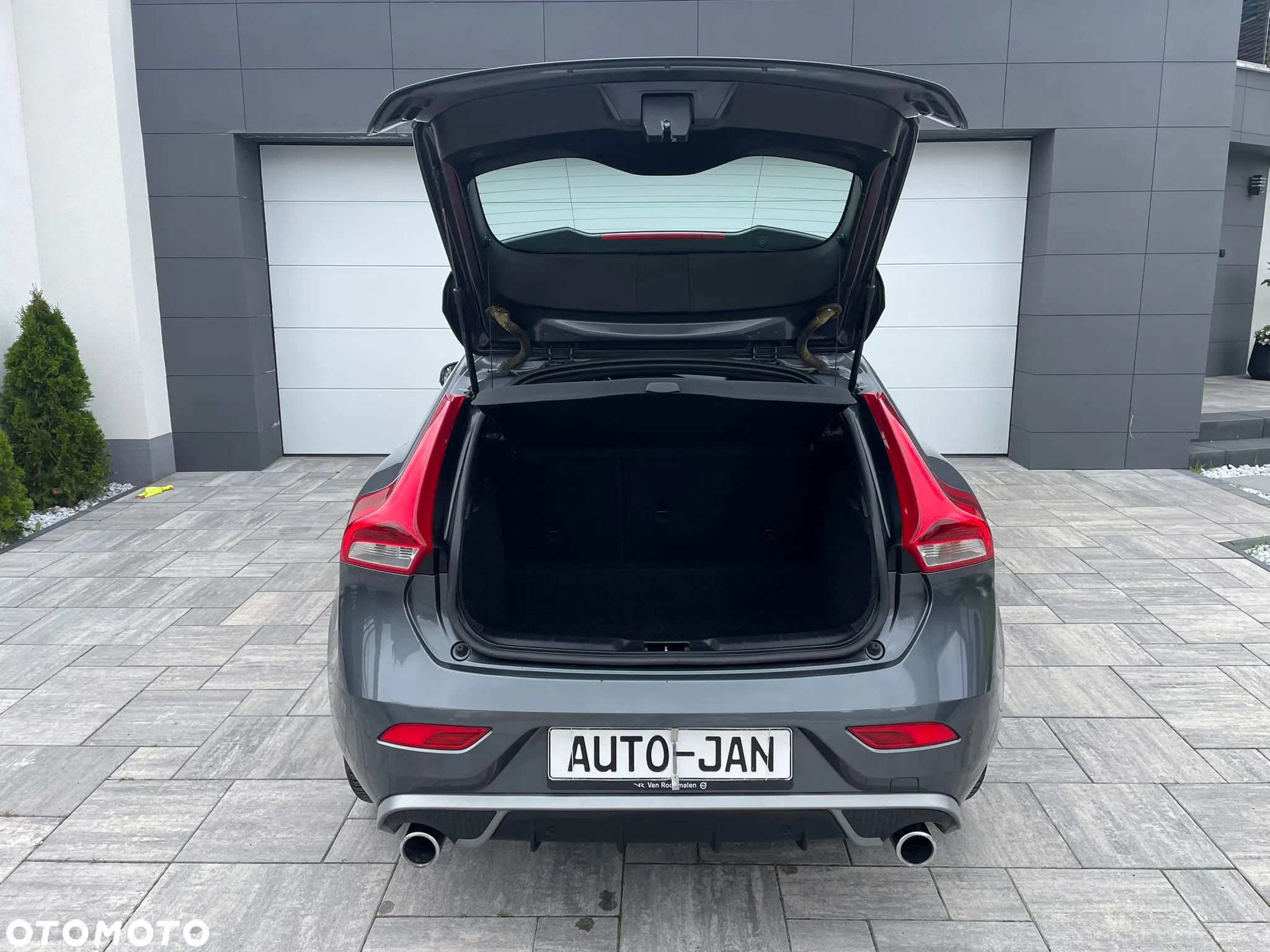 Volvo V40 D2 R-Design - 16