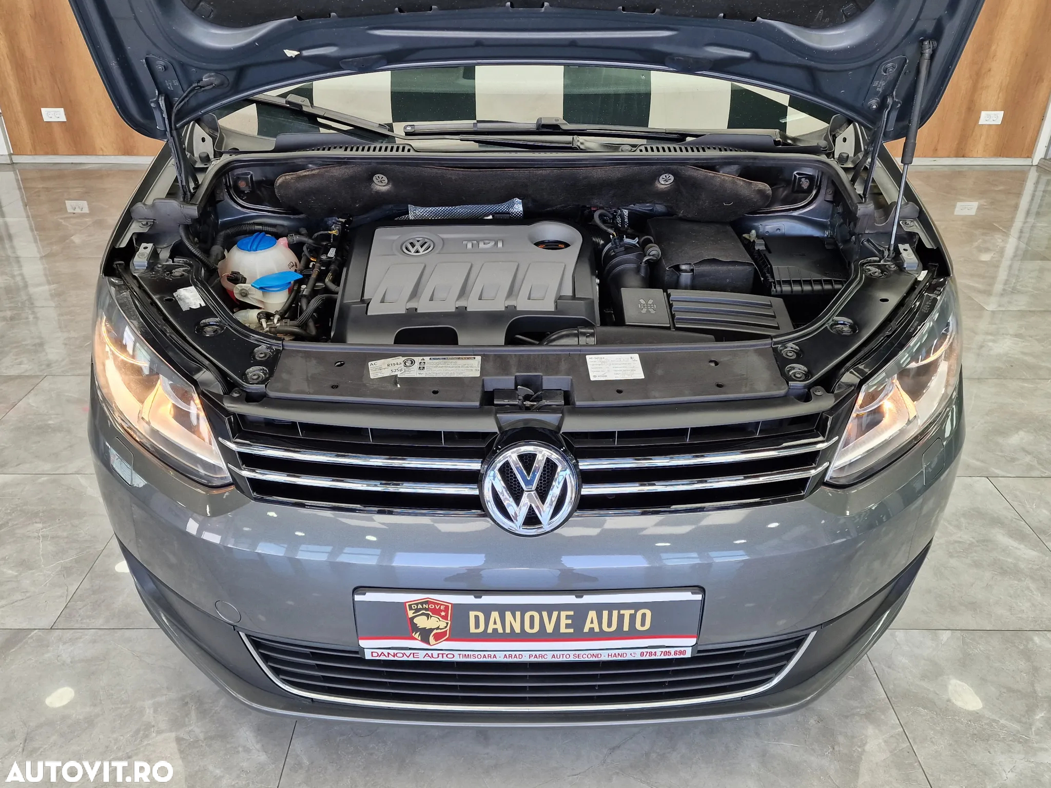 Volkswagen Touran 2.0 TDI DSG Trendline - 25