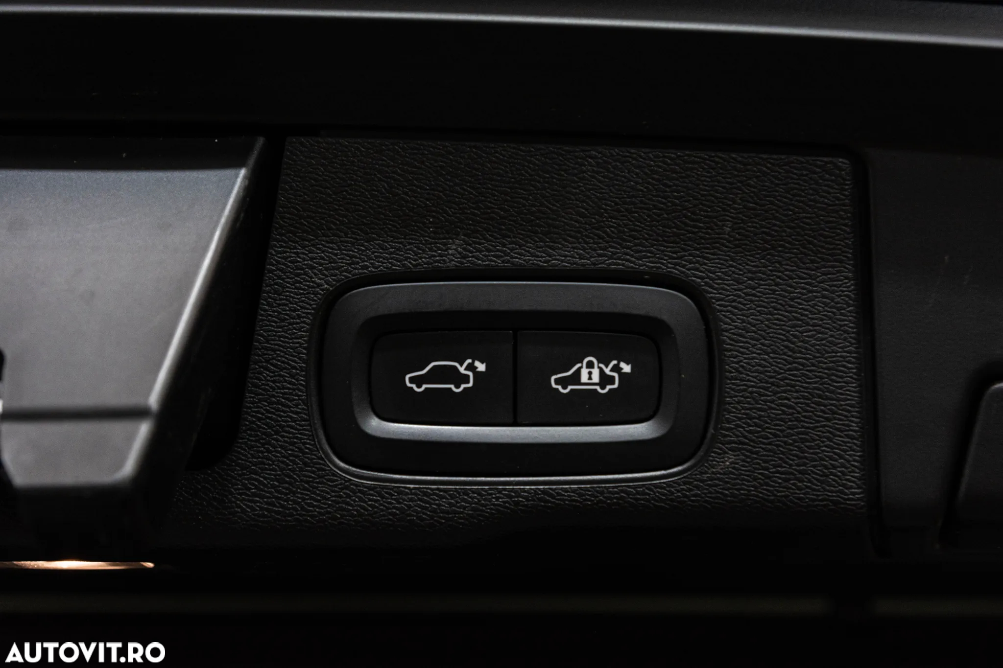 Volvo XC 60 B4 MHEV AT FWD Plus Dark - 17