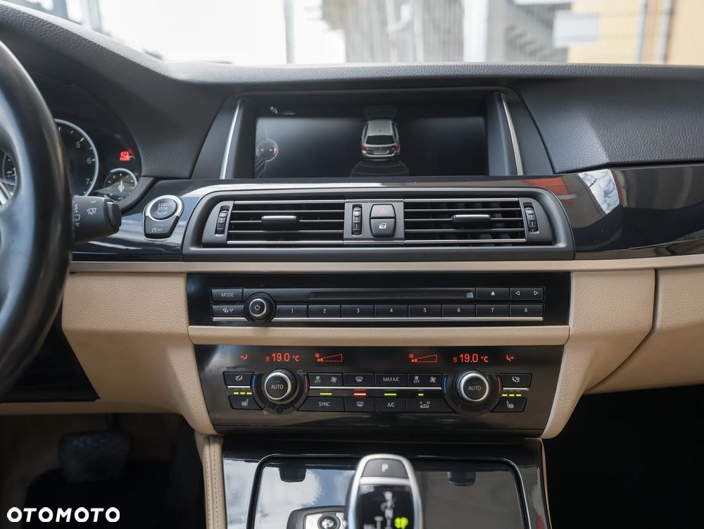 BMW Seria 5 528i Sport-Aut - 28