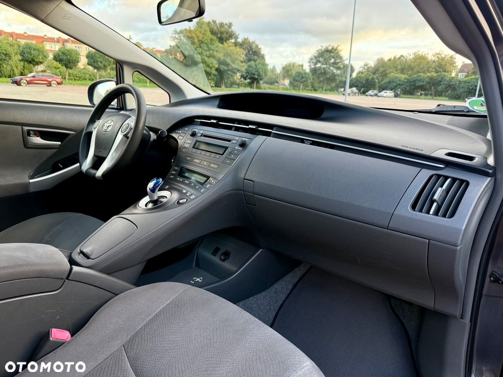 Toyota Prius (Hybrid) Life - 17