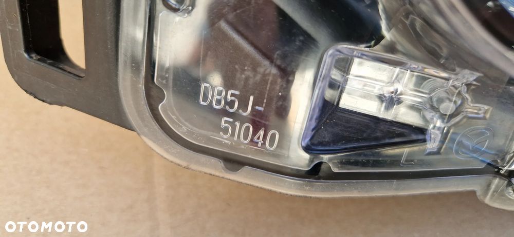 MAZDA 2 DJ 2014 - REFLEKTOR LAMPA PRZÓD LEWA EUROPA ORYGINAŁ OE - 4