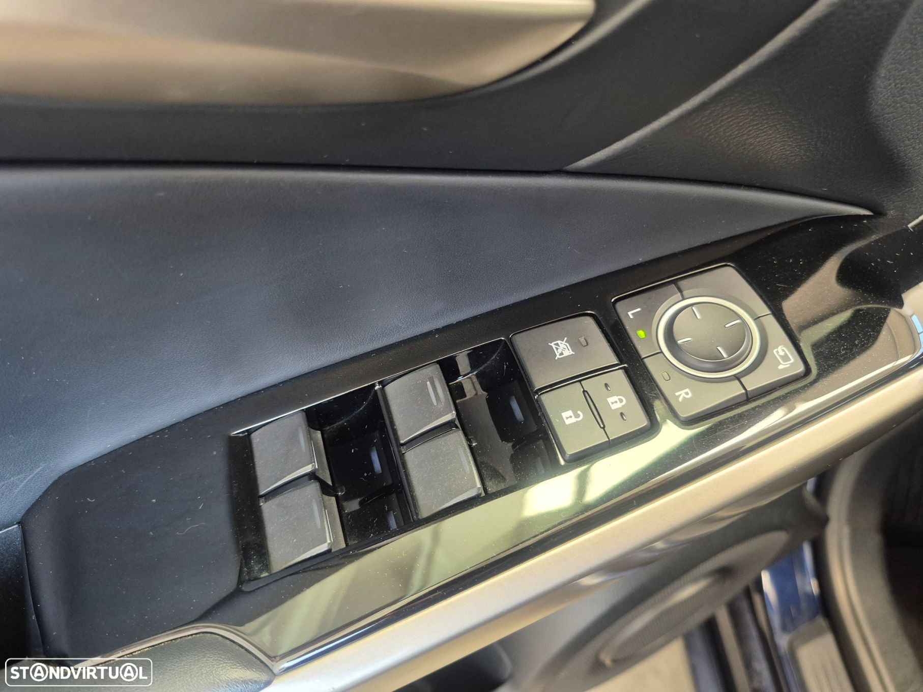 Lexus IS 300H Sport Edition - 10