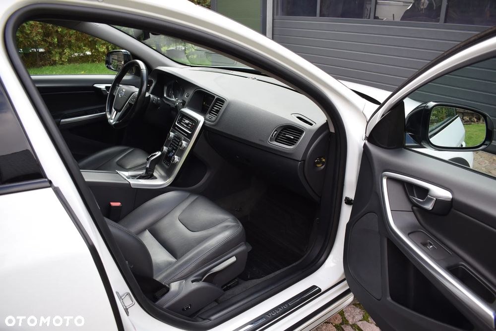 Volvo V60 Cross Country - 32
