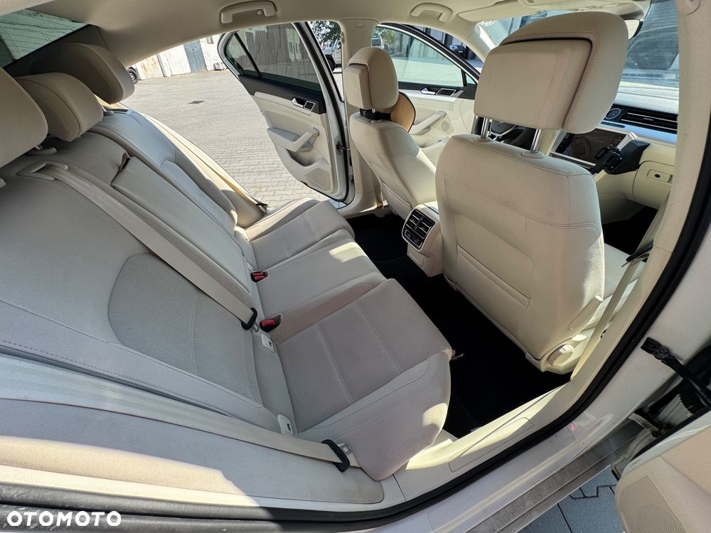 Volkswagen Passat 2.0 TDI SCR Comfortline - 11
