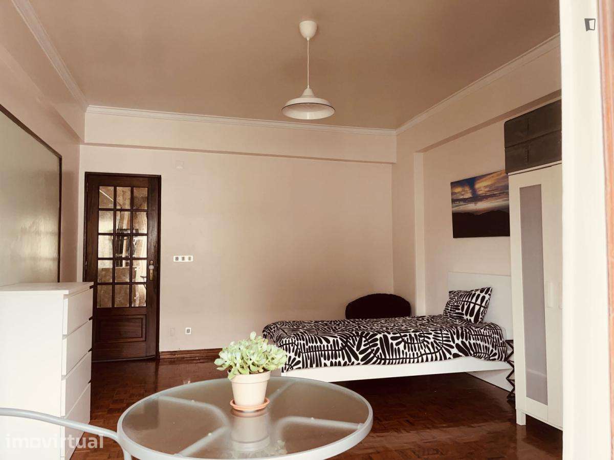 Quarto - localizado em Benfica Lisbon - Grande imagem: 5/20