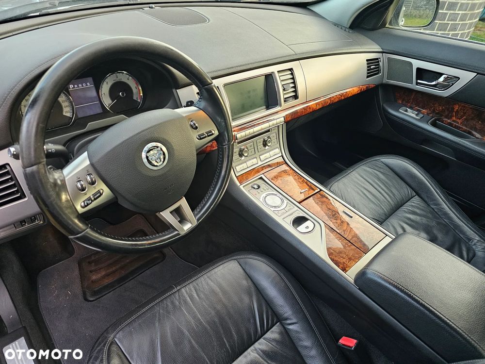 Jaguar XF 2.7 V6 Premium Luxury - 14