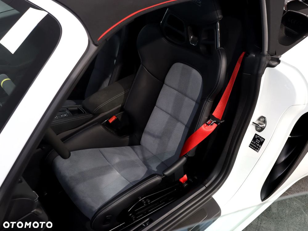 Porsche 718 Spyder - 16