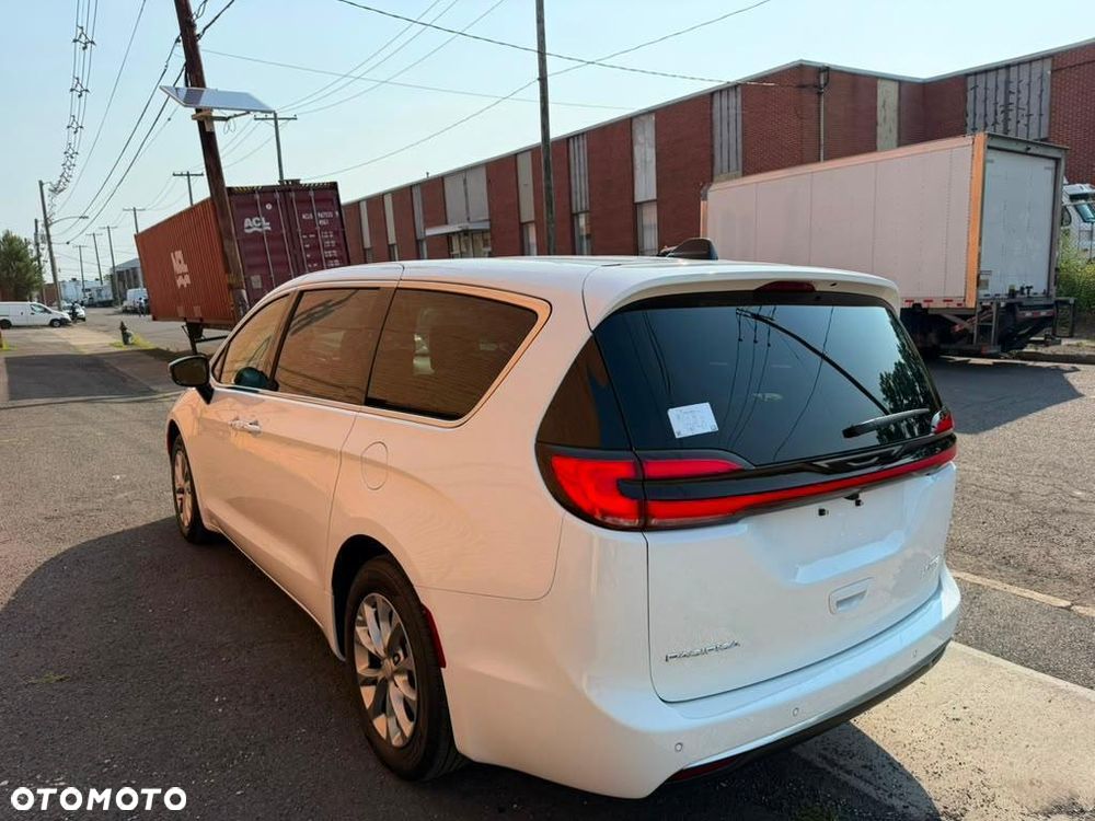 Chrysler Pacifica - 3