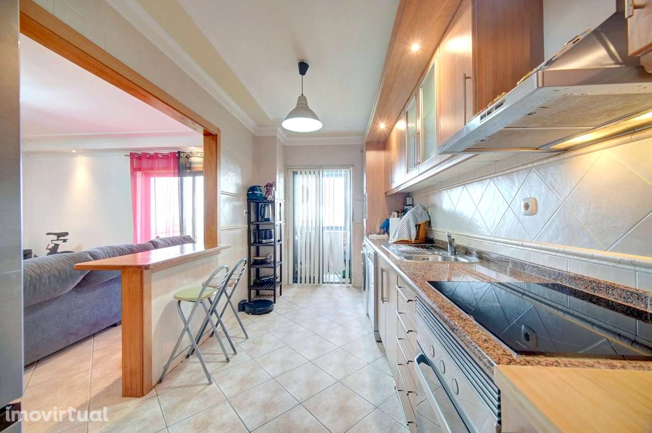 **Apartamento T2 com Parqueamento na Urbanização da Cavaleira** - Grande imagem: 2/22