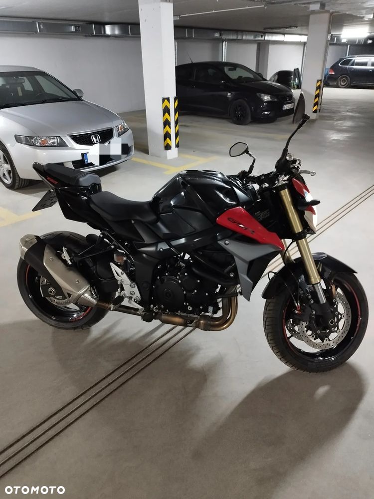 Suzuki GSR - 17