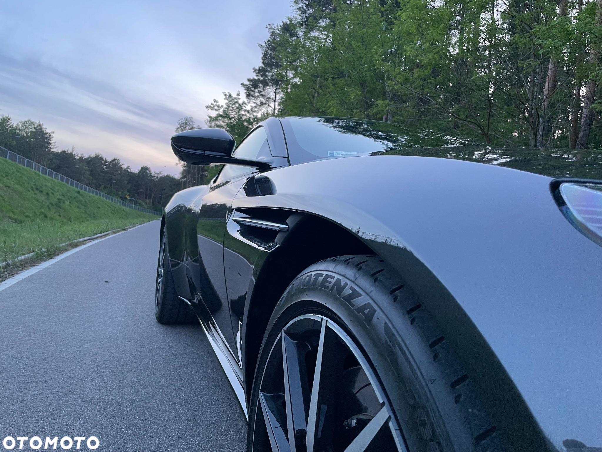 Aston Martin DB11 V8 - 15
