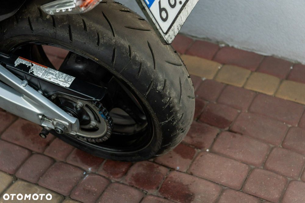 Suzuki GSR - 8