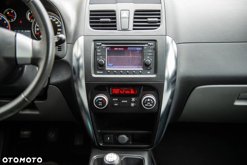 Suzuki SX4 1.6 Premium - 27