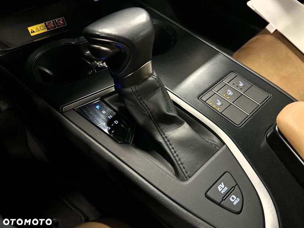 Lexus UX 250h GPF Business 2WD - 17